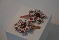 Ganchos bejes em flor com botão.